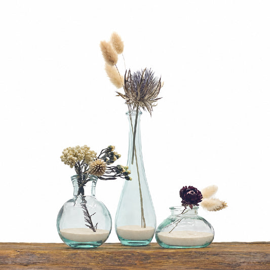 Mini vases en verre recyclé de teinte légèrement bleuté au design coordonné.