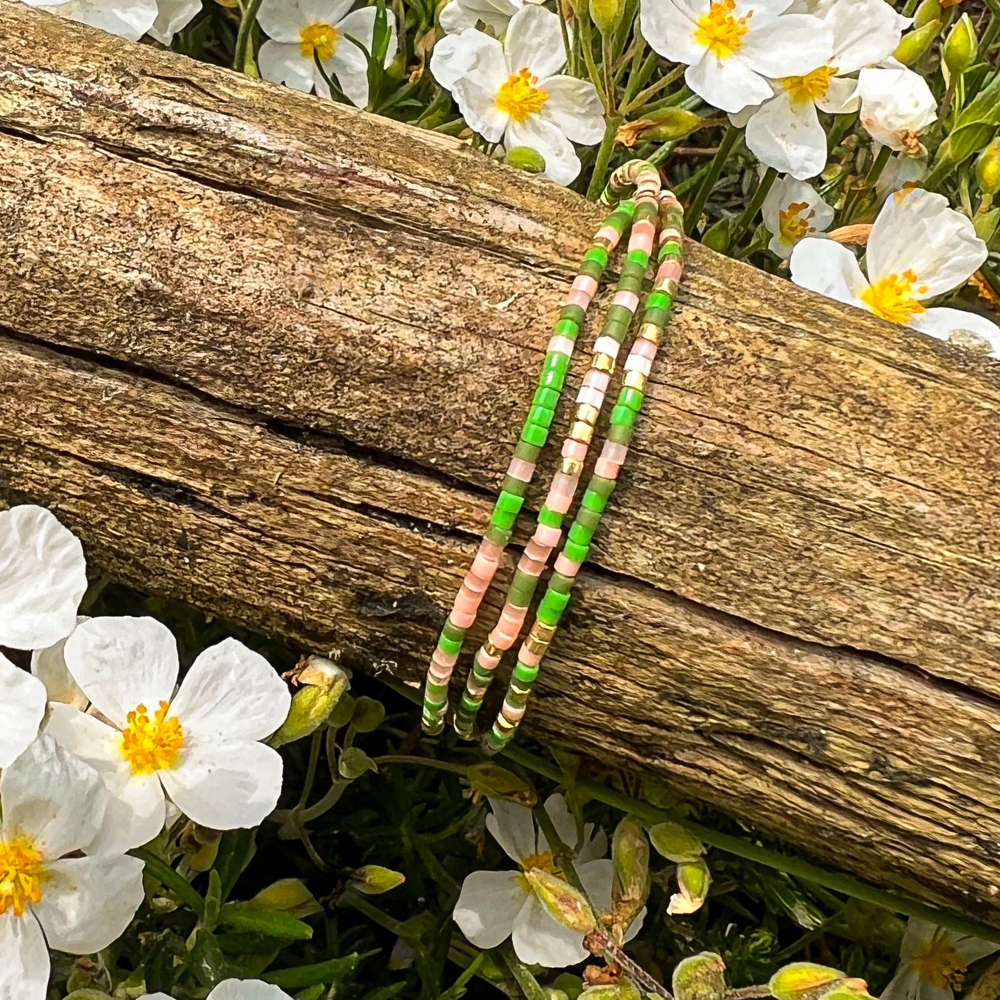 Bracelet ajustable en pierre de rocaille vert, rose et or. Trois tours de poignet