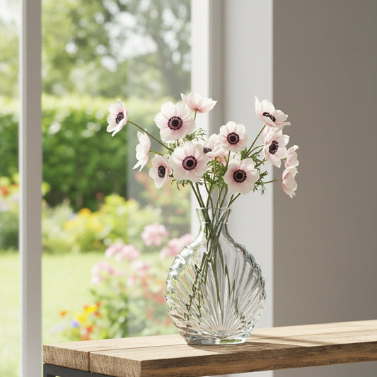 Vase en verre recyclé translucide au design vintage. Largeur 12.5 cm - Hauteur 17 cm. Livré avec fleurs séchées offertes.