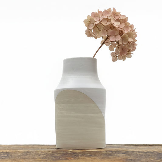 Vase pot de lait en céramique bicolore. Teintes naturelles blanche et crème.