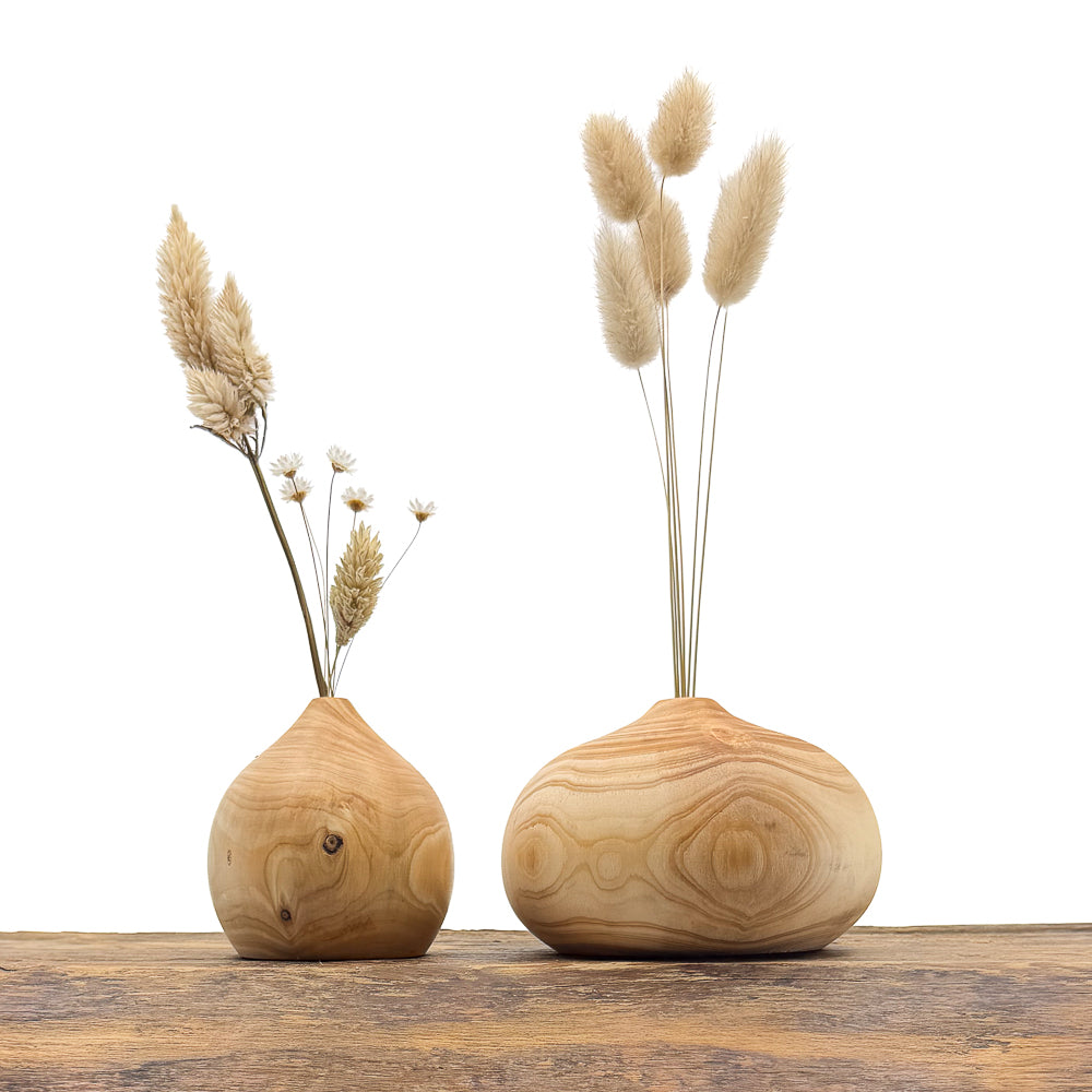 Petits vases en bois entièrement fait main pour fleurs séchées.