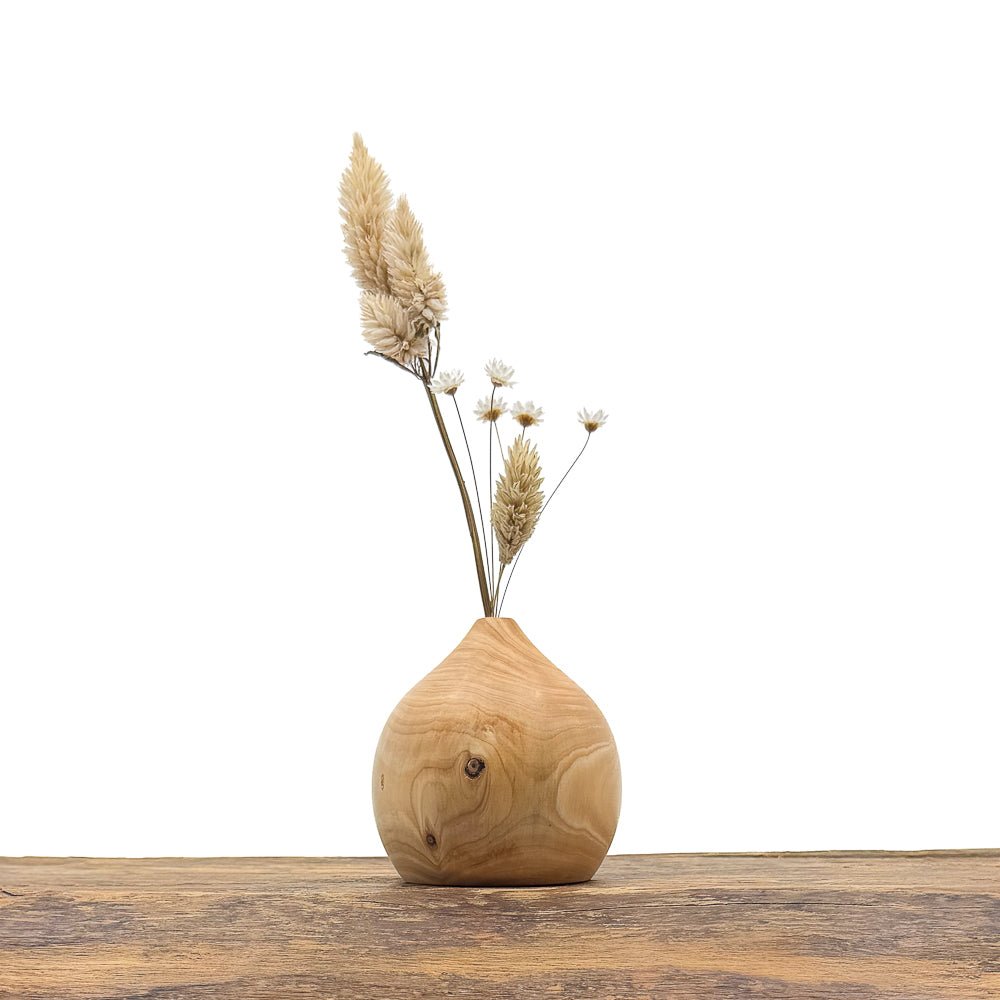 Petits vases en bois entièrement fait main pour fleurs séchées.