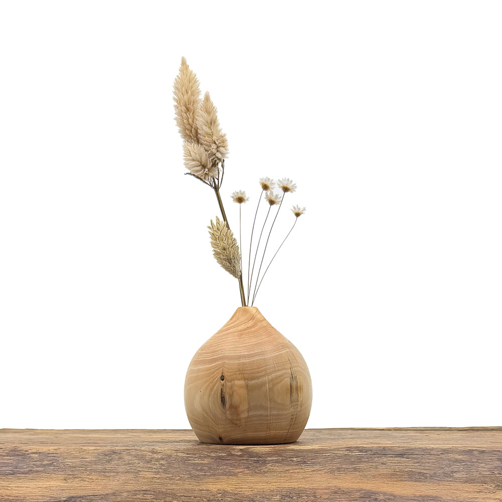 Petits vases en bois entièrement fait main pour fleurs séchées.