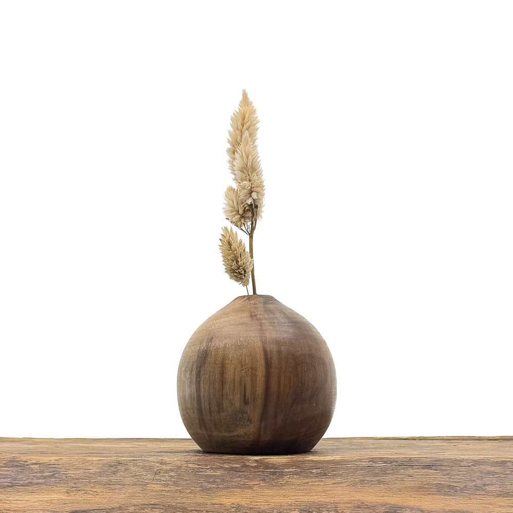 Petits vases en bois fait main pour fleurs séchées.