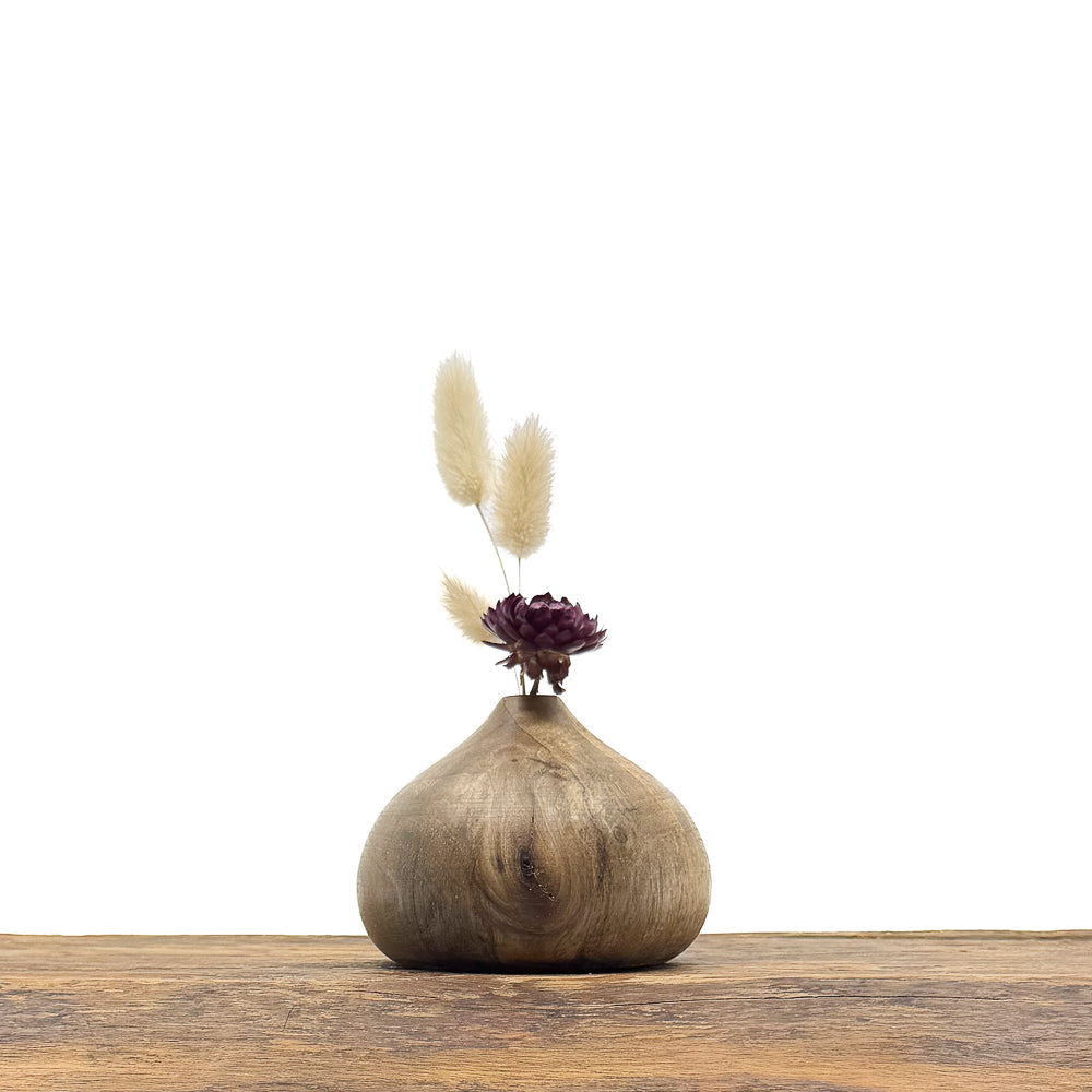 Petits vases en bois fait main pour fleurs séchées.