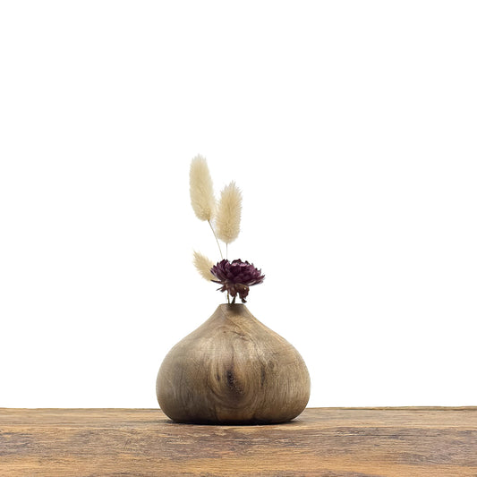 Petits vases en bois fait main pour fleurs séchées.