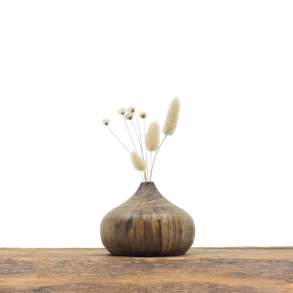 Petits vases en bois fait main pour fleurs séchées.
