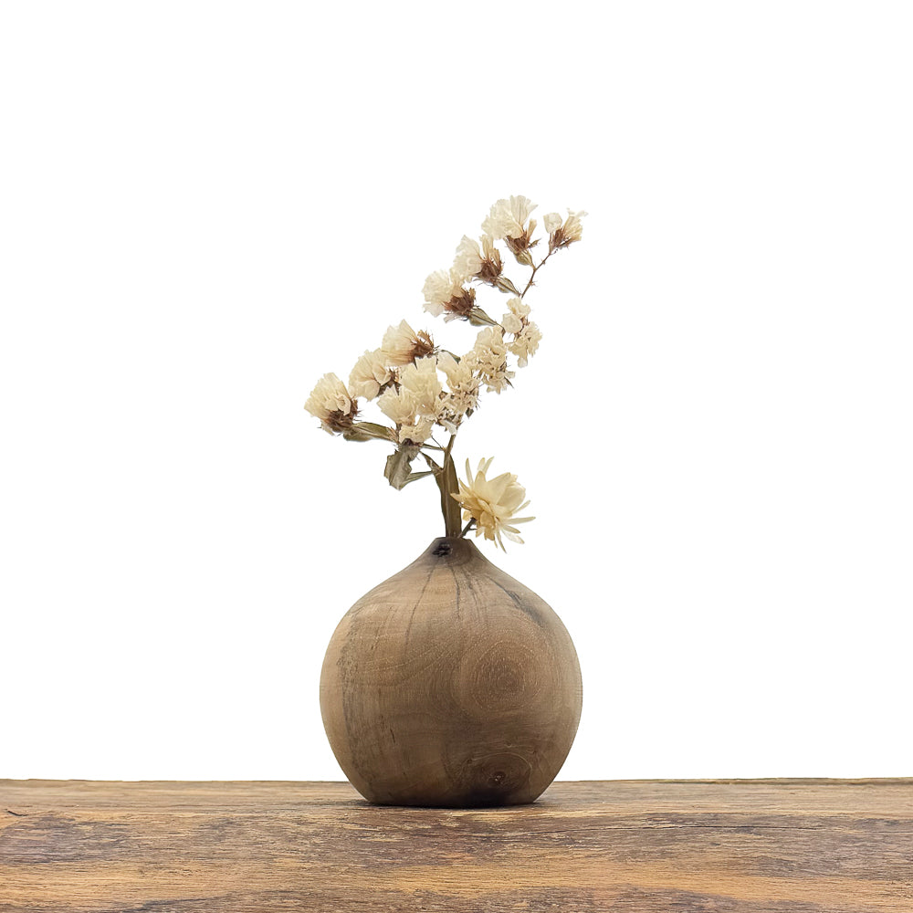 Petits vases en bois fait main pour fleurs séchées.