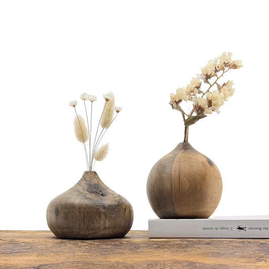 Petits vases en bois fait main pour fleurs séchées.