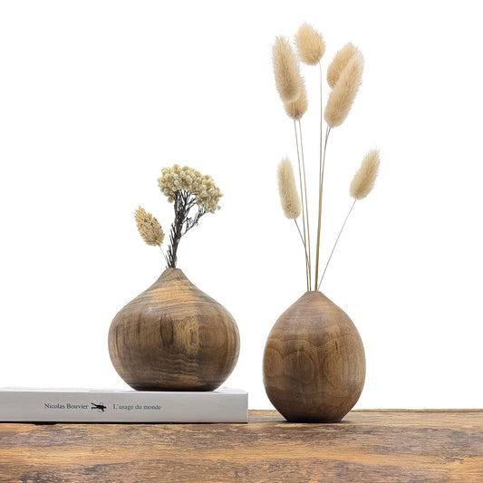 Petits vases en bois entièrement fait main pour fleurs séchées.
