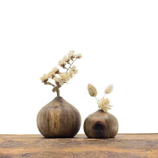 Petits vases en bois entièrement fait main pour fleurs séchées.