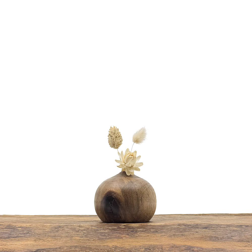 Petits vases en bois entièrement fait main pour fleurs séchées.