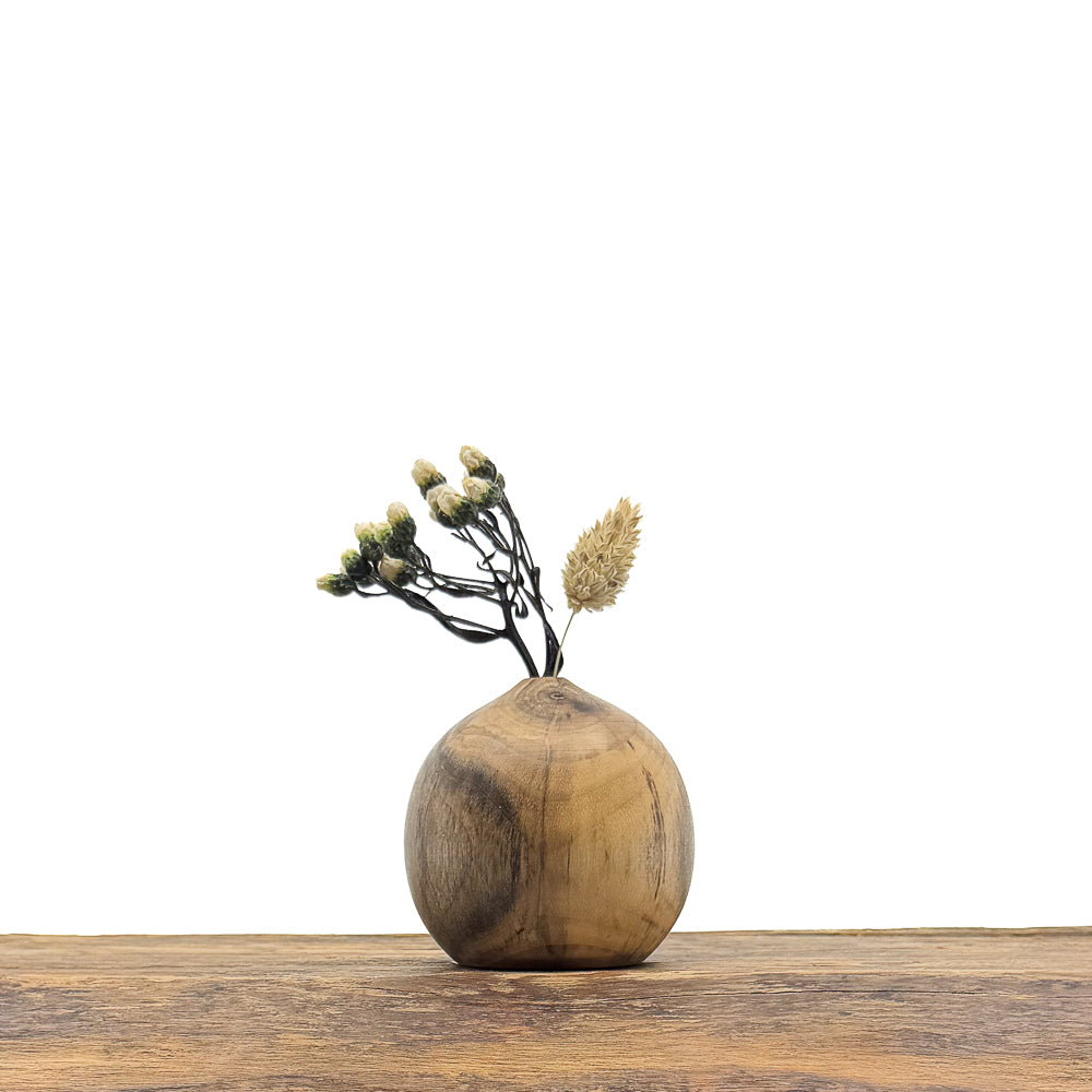 Petits vases en bois fait main pour fleurs séchées.