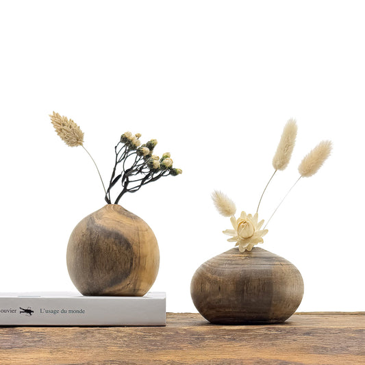 Petits vases en bois fait main pour fleurs séchées.