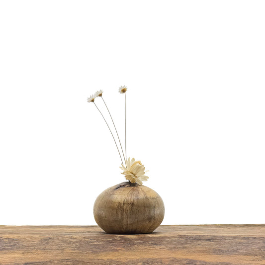 Petits vases en bois fait main pour fleurs séchées.