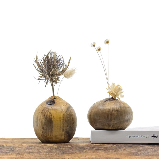 Petits vases en bois fait main pour fleurs séchées.