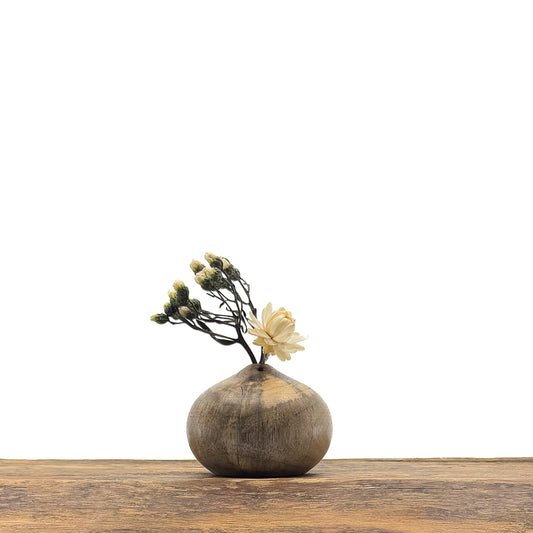 Petits vases en bois fait main pour fleurs séchées.
