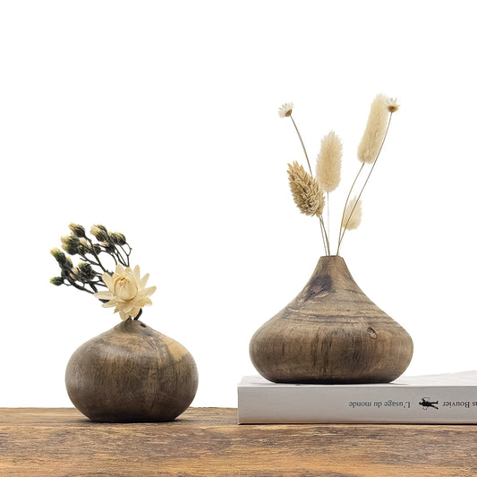 Petits vases en bois fait main pour fleurs séchées.