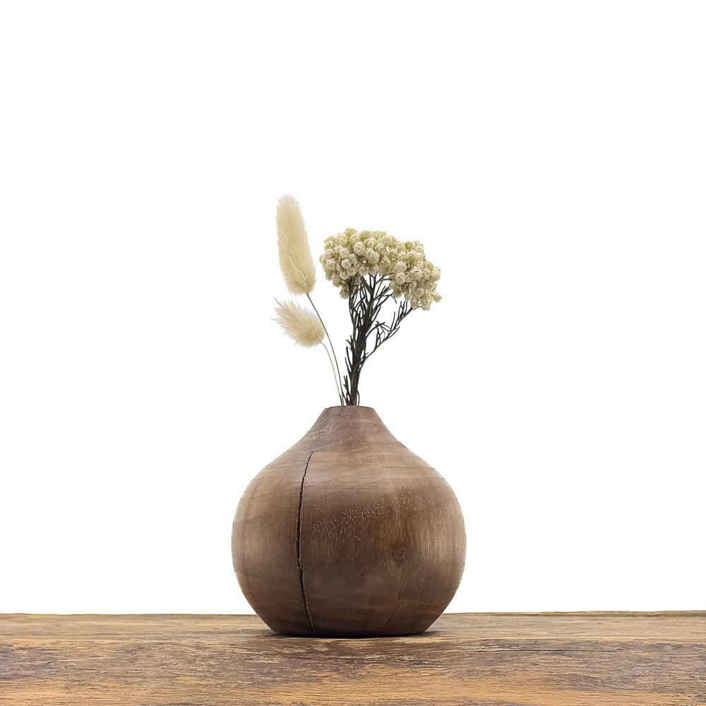 Petits vases en bois fait main pour fleurs séchées.