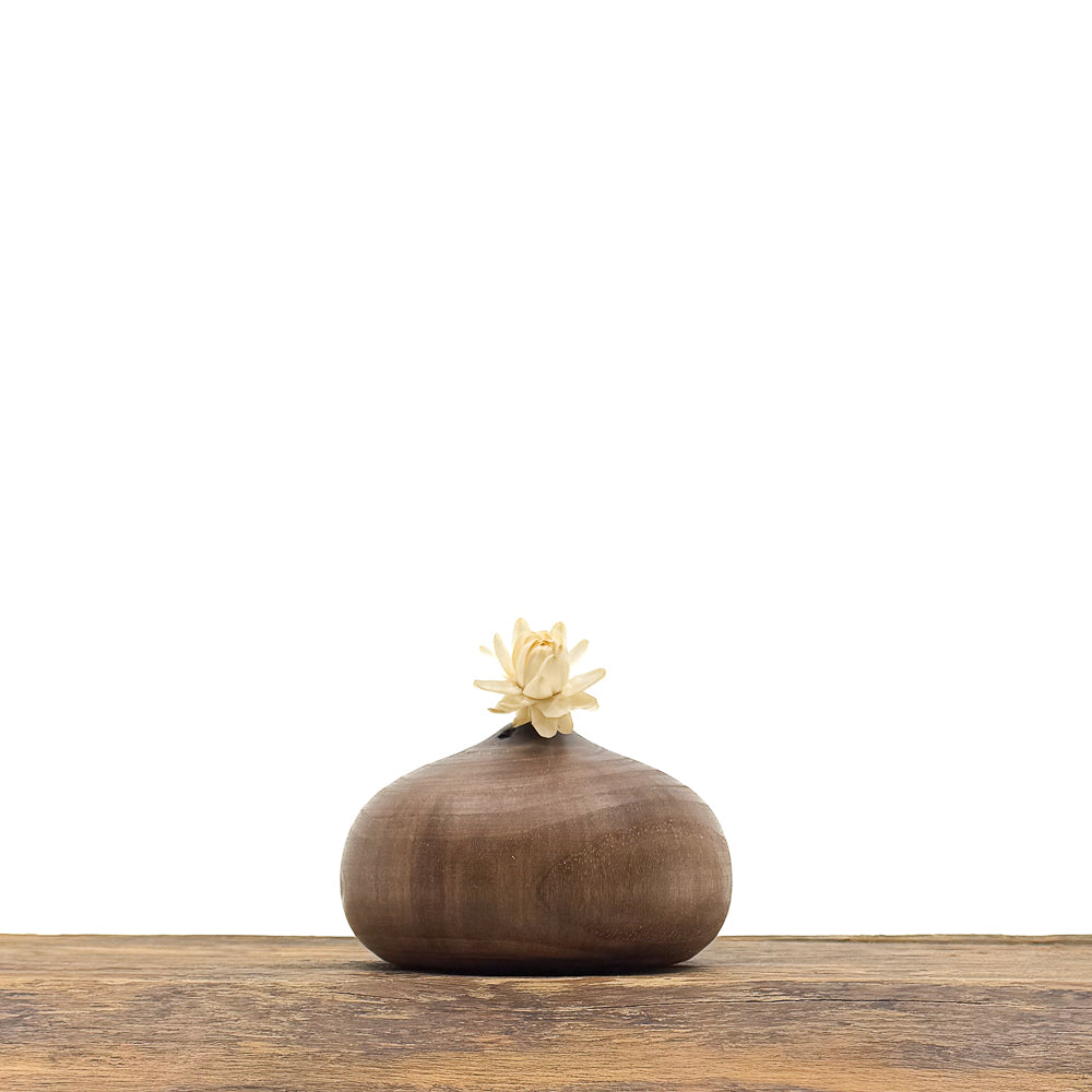 Petits vases en bois fait main pour fleurs séchées.