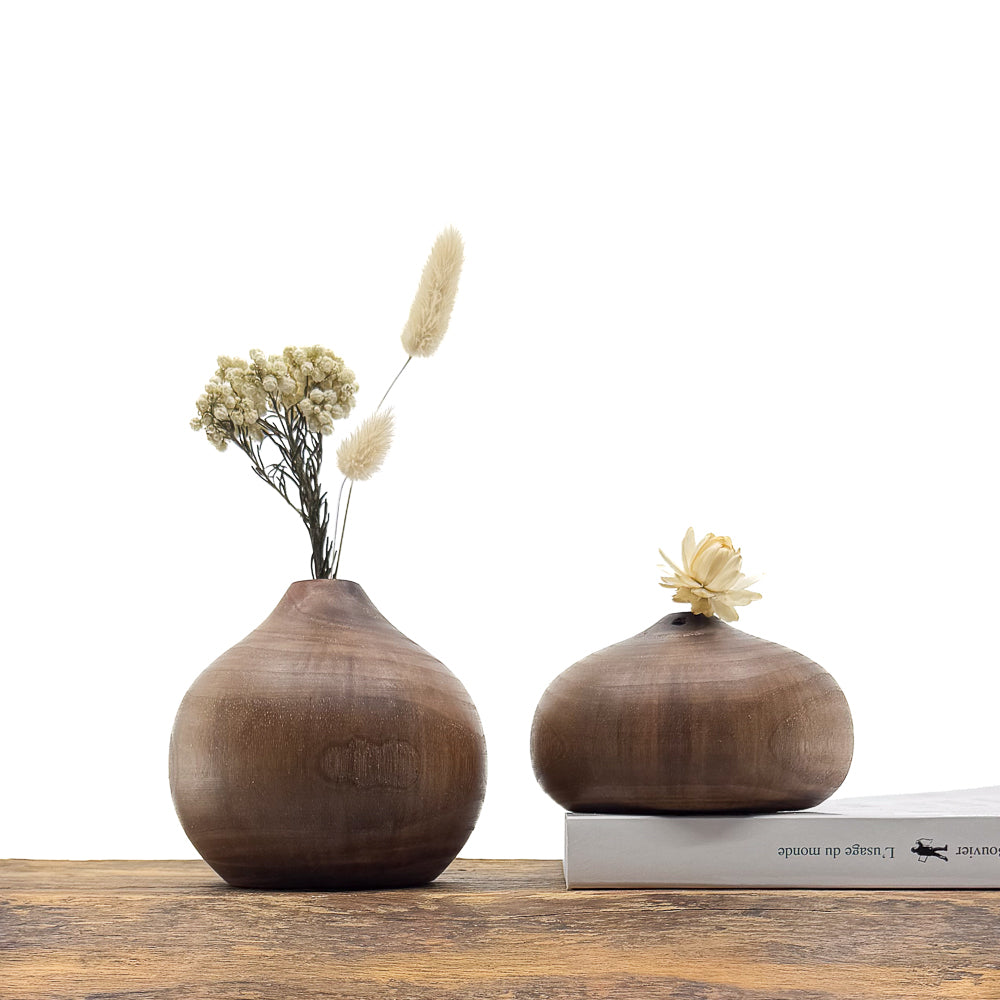 Petits vases en bois fait main pour fleurs séchées.