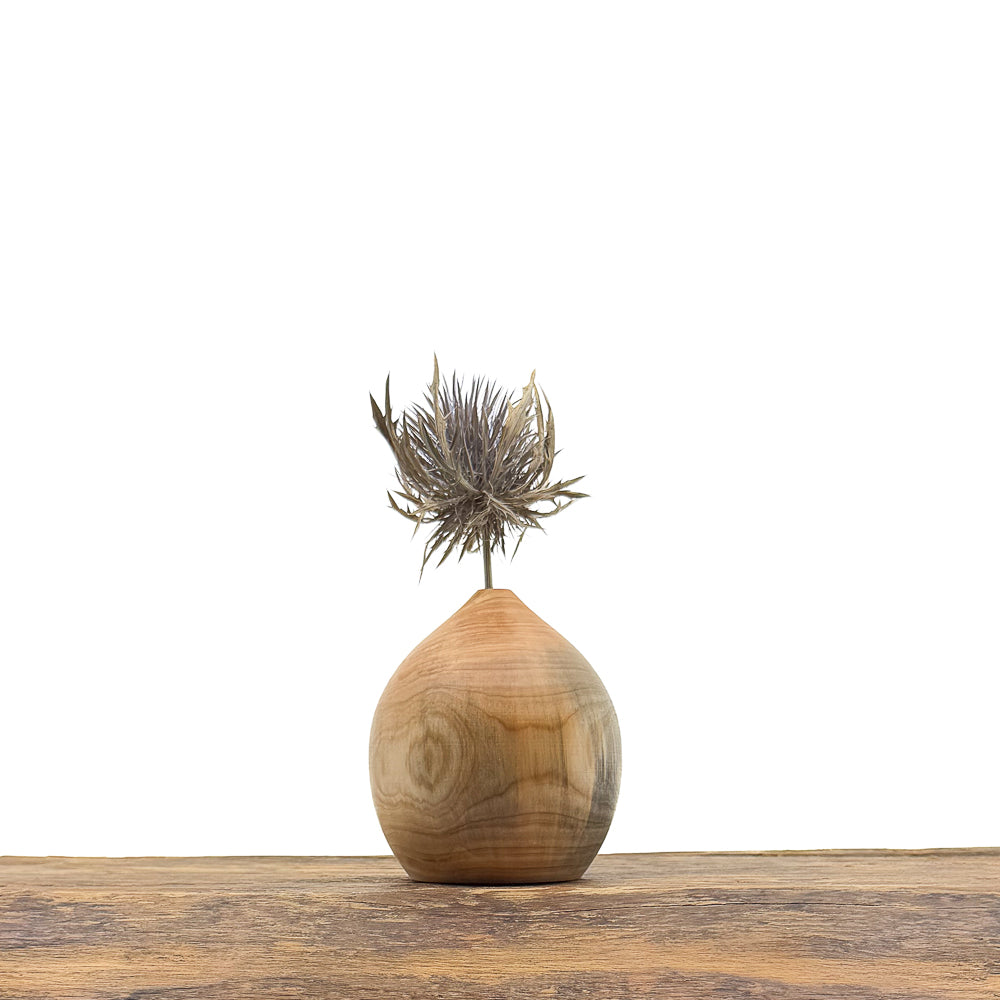 Petits vases en bois entièrement fait main pour fleurs séchées.
