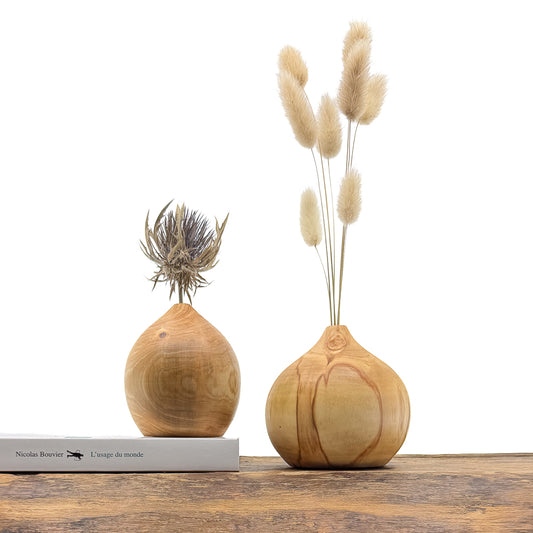 Petits vases en bois entièrement fait main pour fleurs séchées.