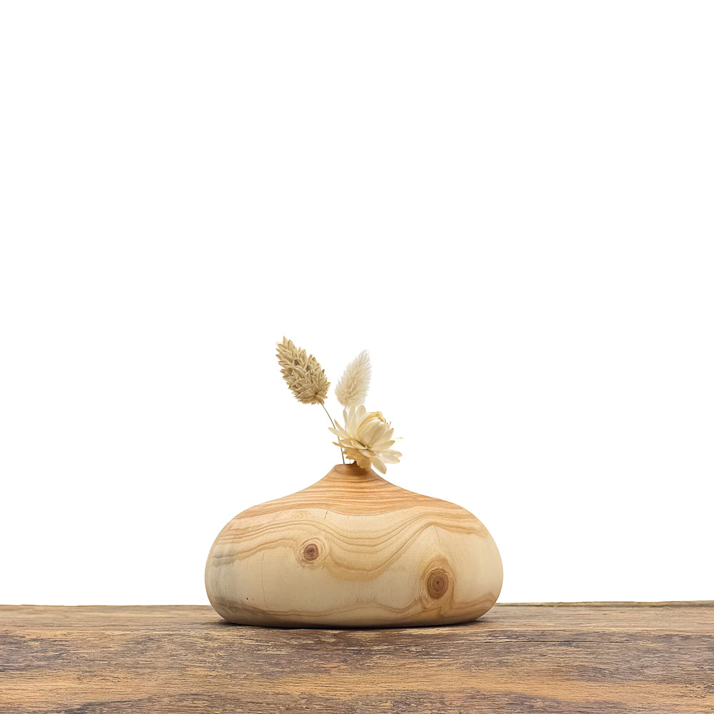 Petits vases en bois entièrement fait main pour fleurs séchées.