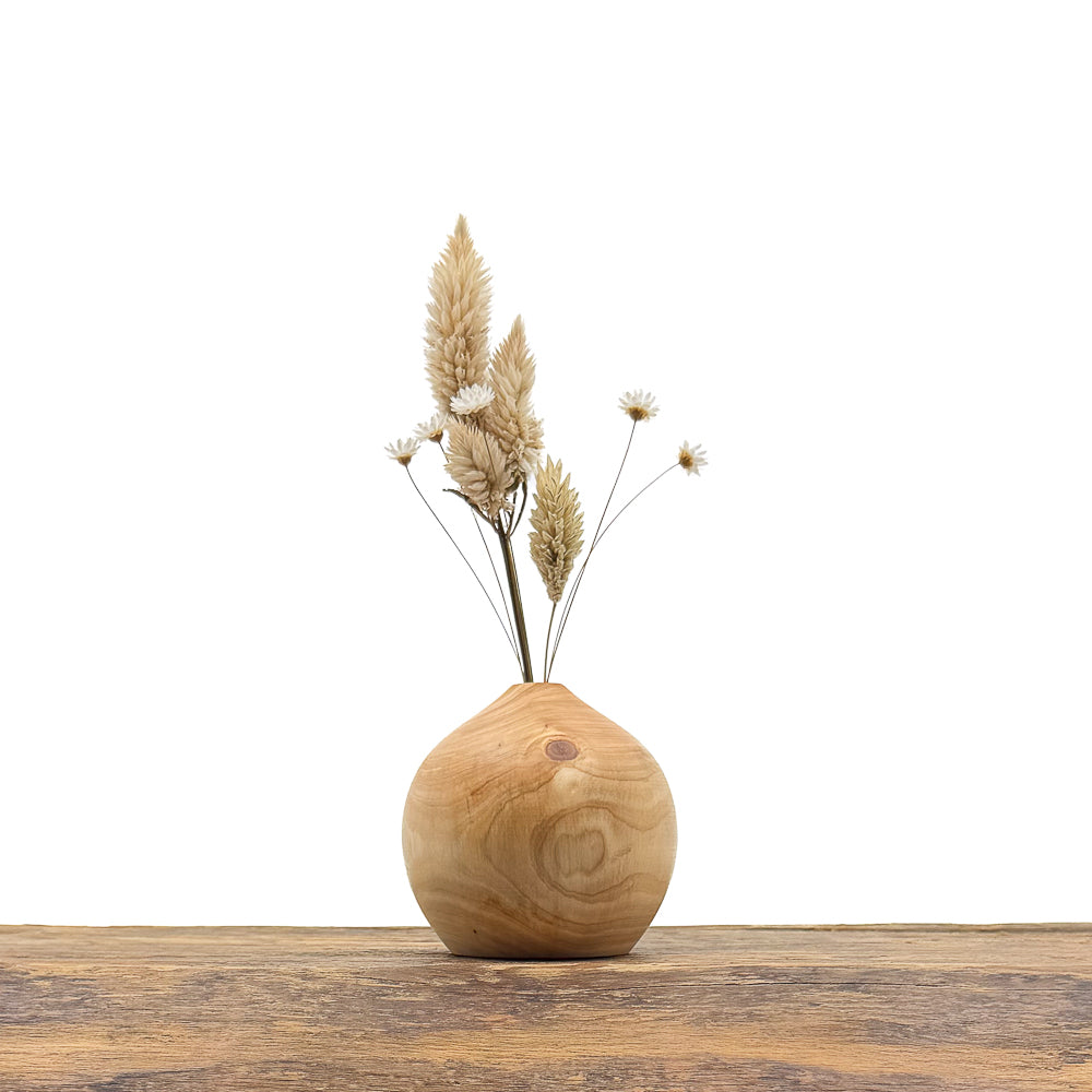 Petits vases en bois entièrement fait main pour fleurs séchées.