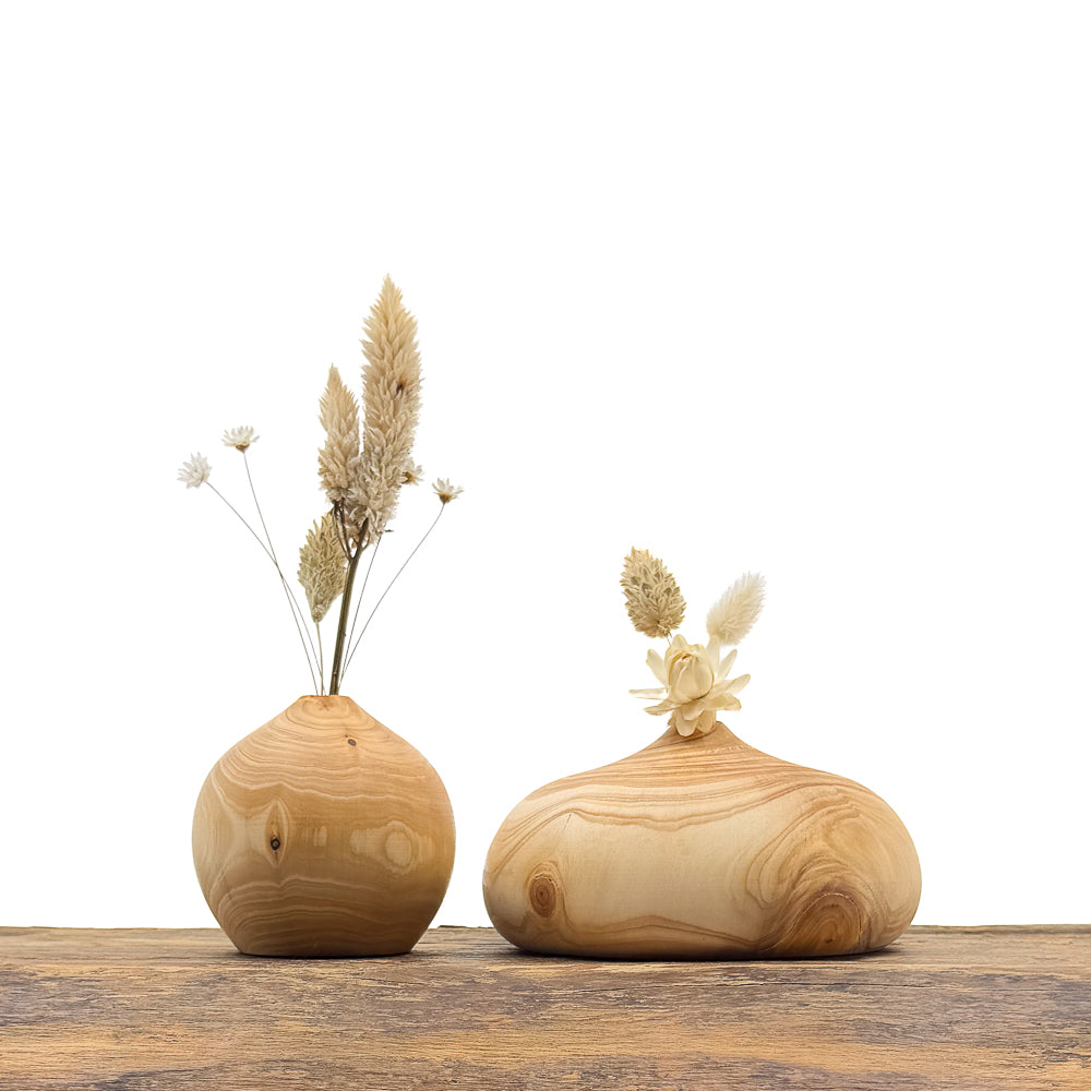 Petits vases en bois entièrement fait main pour fleurs séchées.