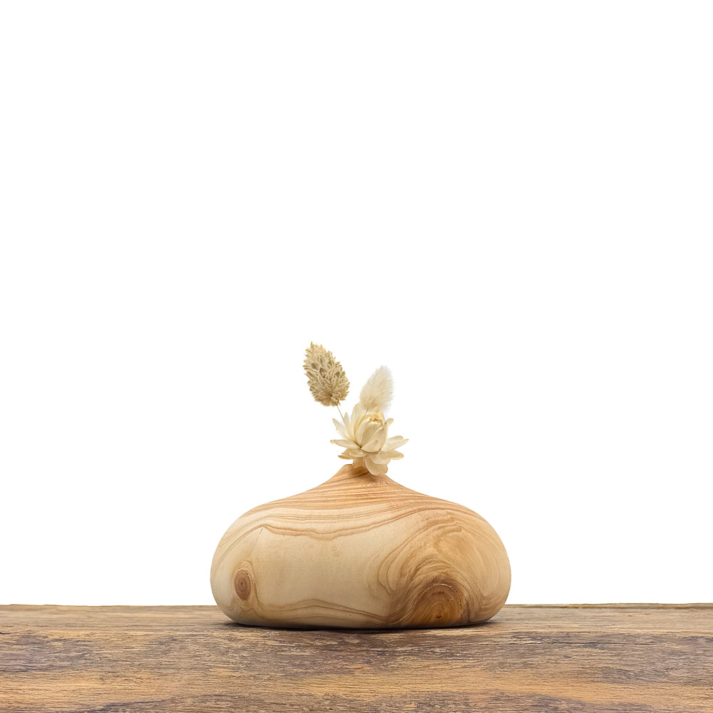 Petits vases en bois entièrement fait main pour fleurs séchées.