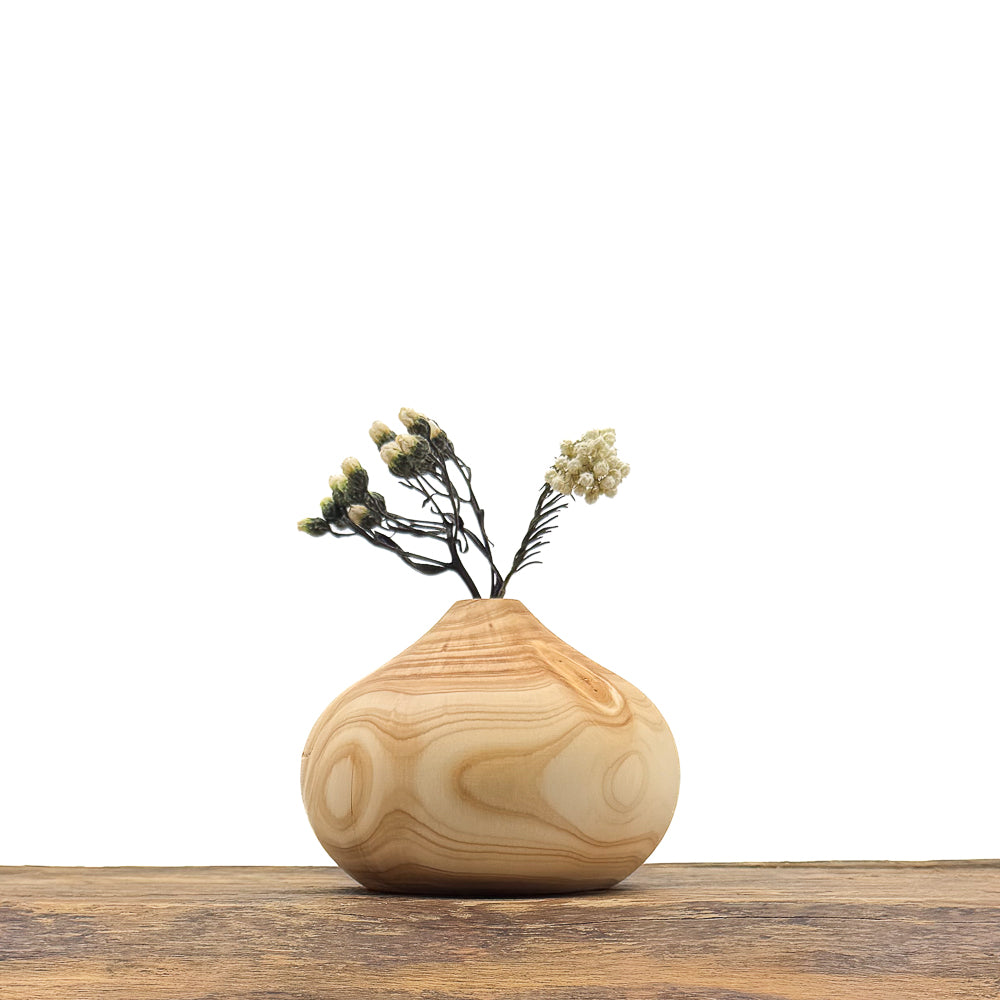 Petits vases en bois fait main pour fleurs séchées.