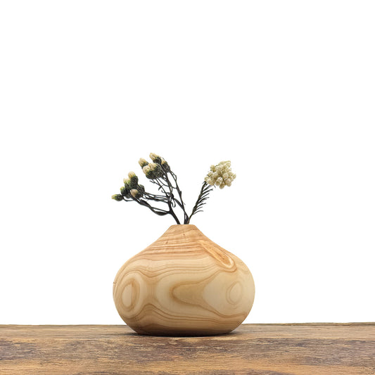 Petits vases en bois fait main pour fleurs séchées.