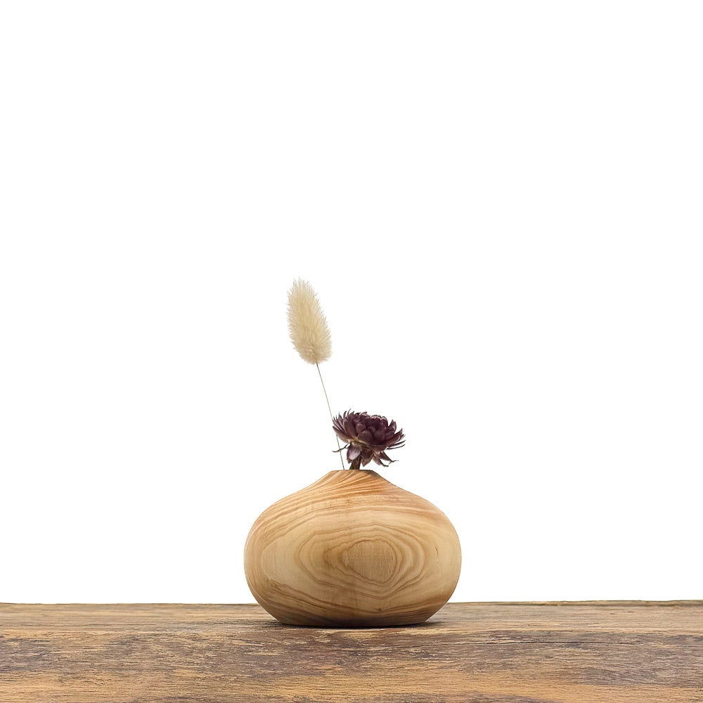 Petits vases en bois fait main pour fleurs séchées.