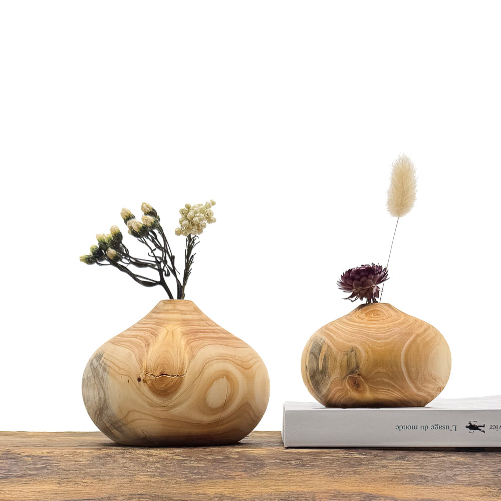 Petits vases en bois fait main pour fleurs séchées.