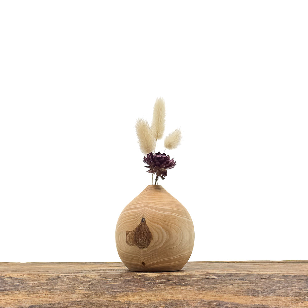 Petits vases en bois fait main pour fleurs séchées.
