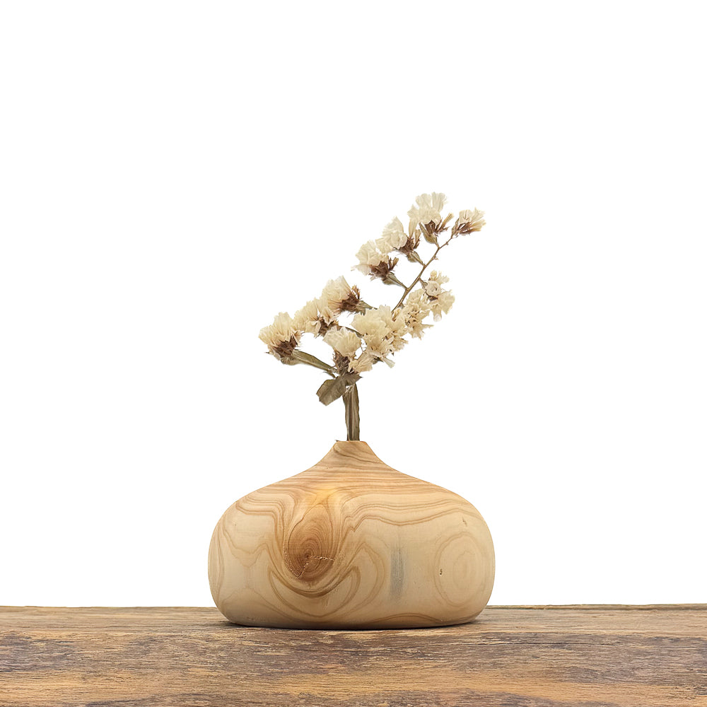 Petits vases en bois fait main pour fleurs séchées.