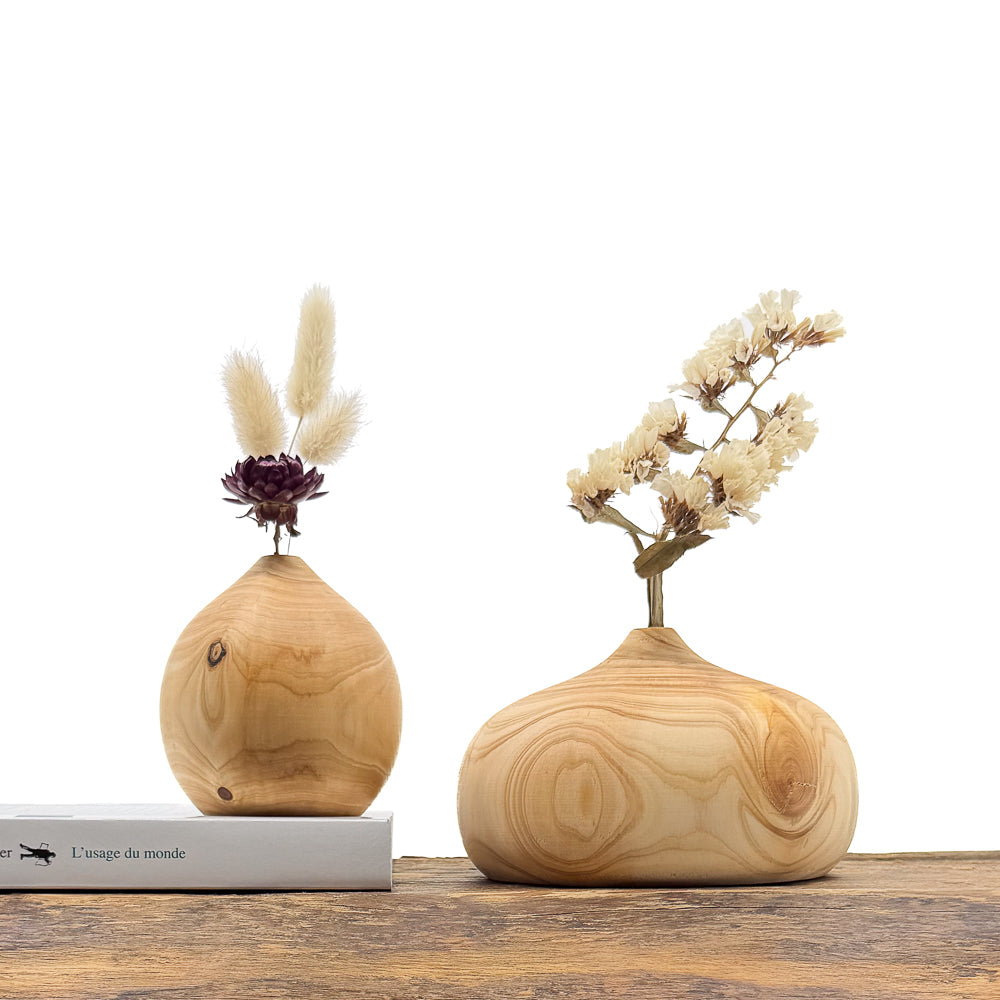 Petits vases en bois fait main pour fleurs séchées.
