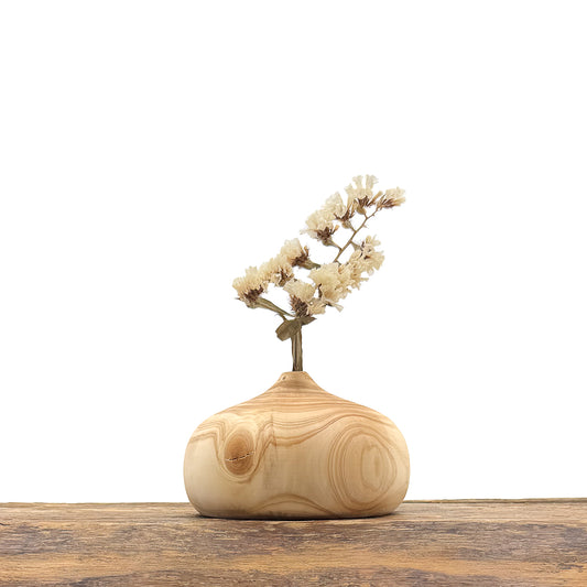 Petits vases en bois fait main pour fleurs séchées.