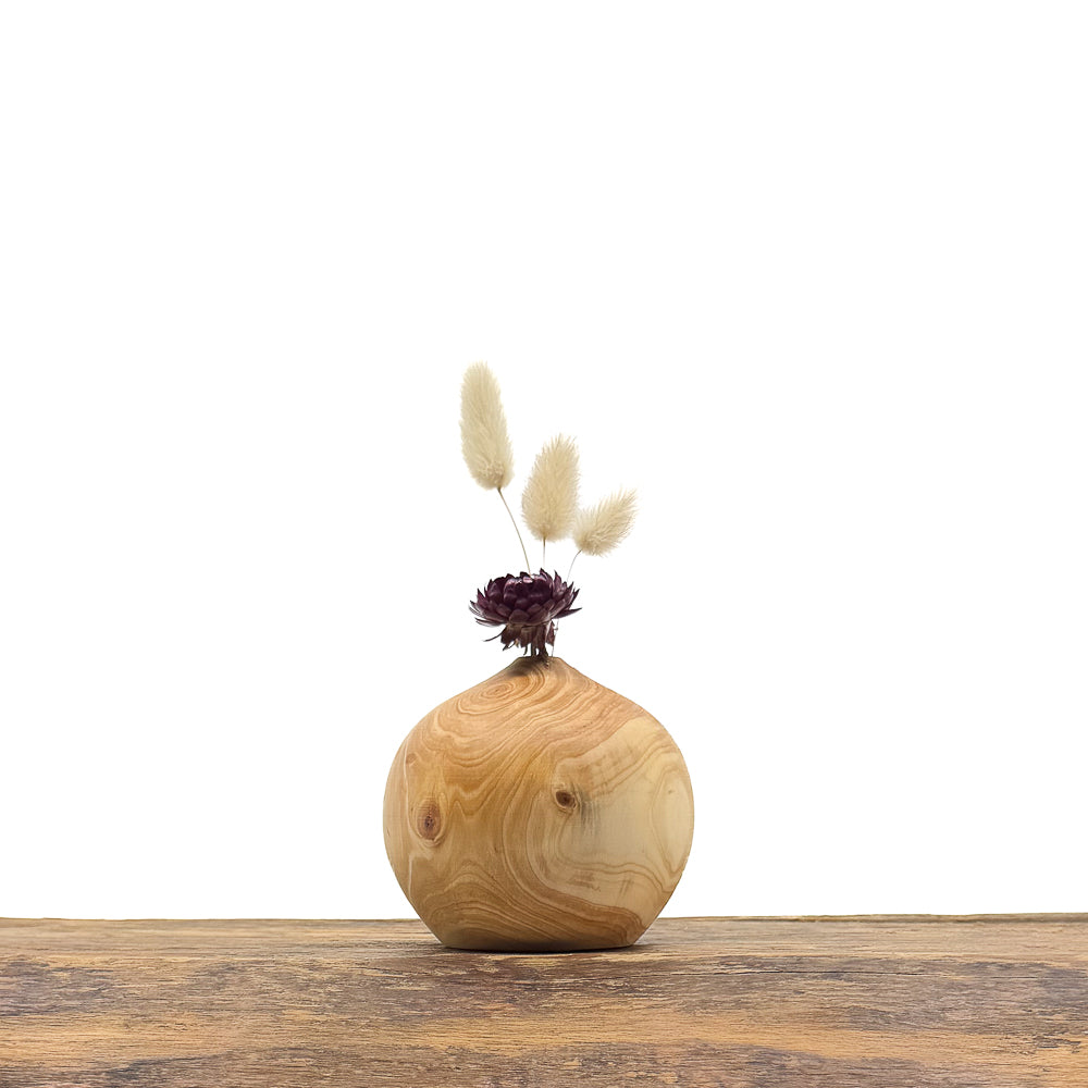 Petits vases en bois entièrement fait main pour fleurs séchées.