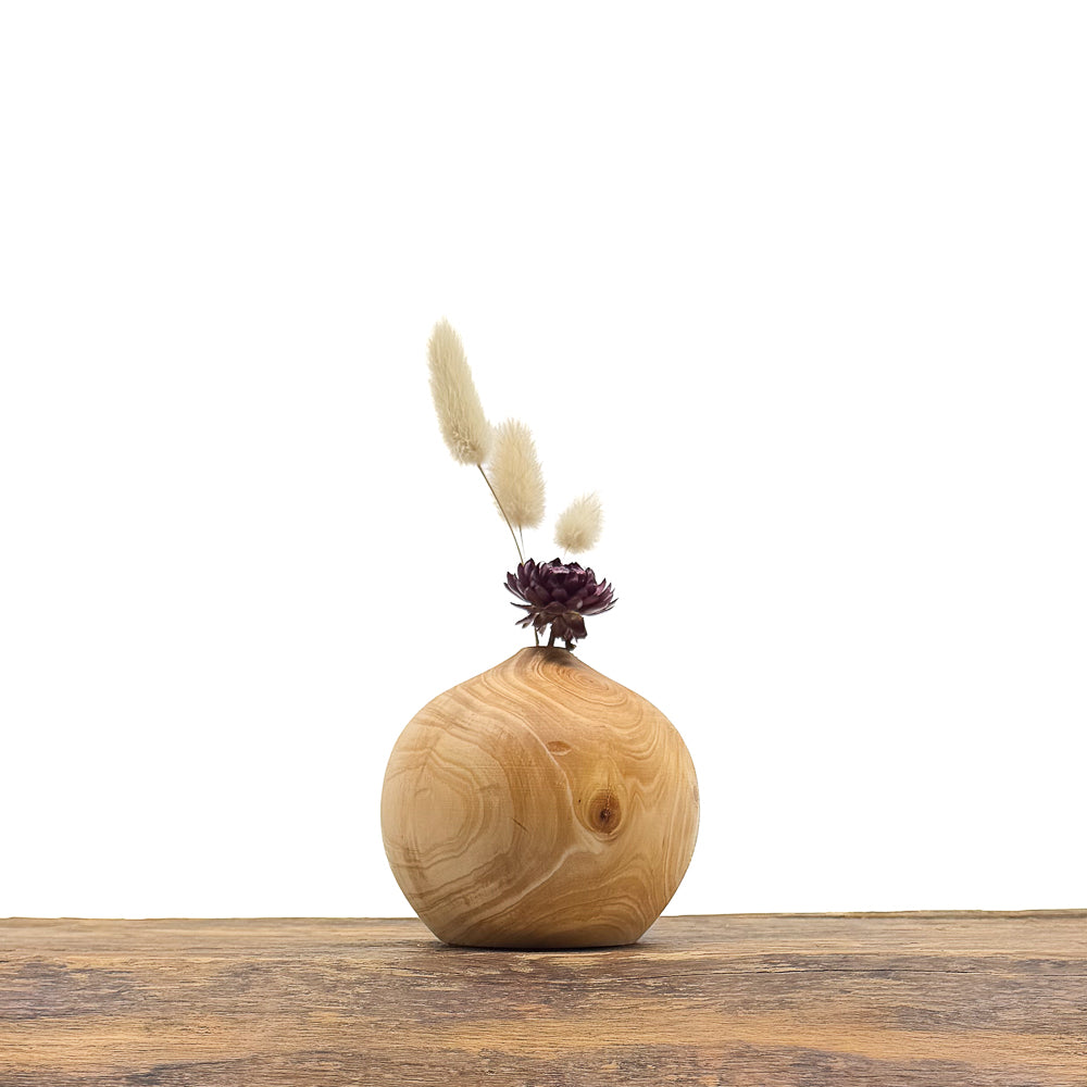 Petits vases en bois entièrement fait main pour fleurs séchées.