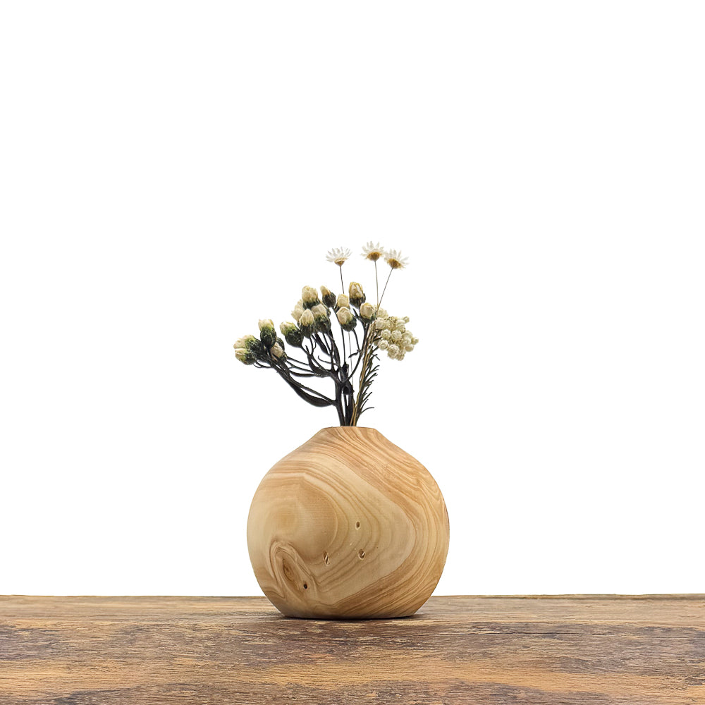 Petits vases en bois entièrement fait main pour fleurs séchées.