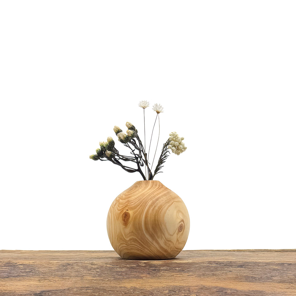 Petits vases en bois entièrement fait main pour fleurs séchées.