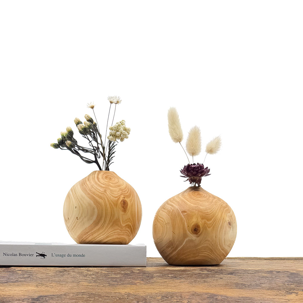 Petits vases en bois entièrement fait main pour fleurs séchées.
