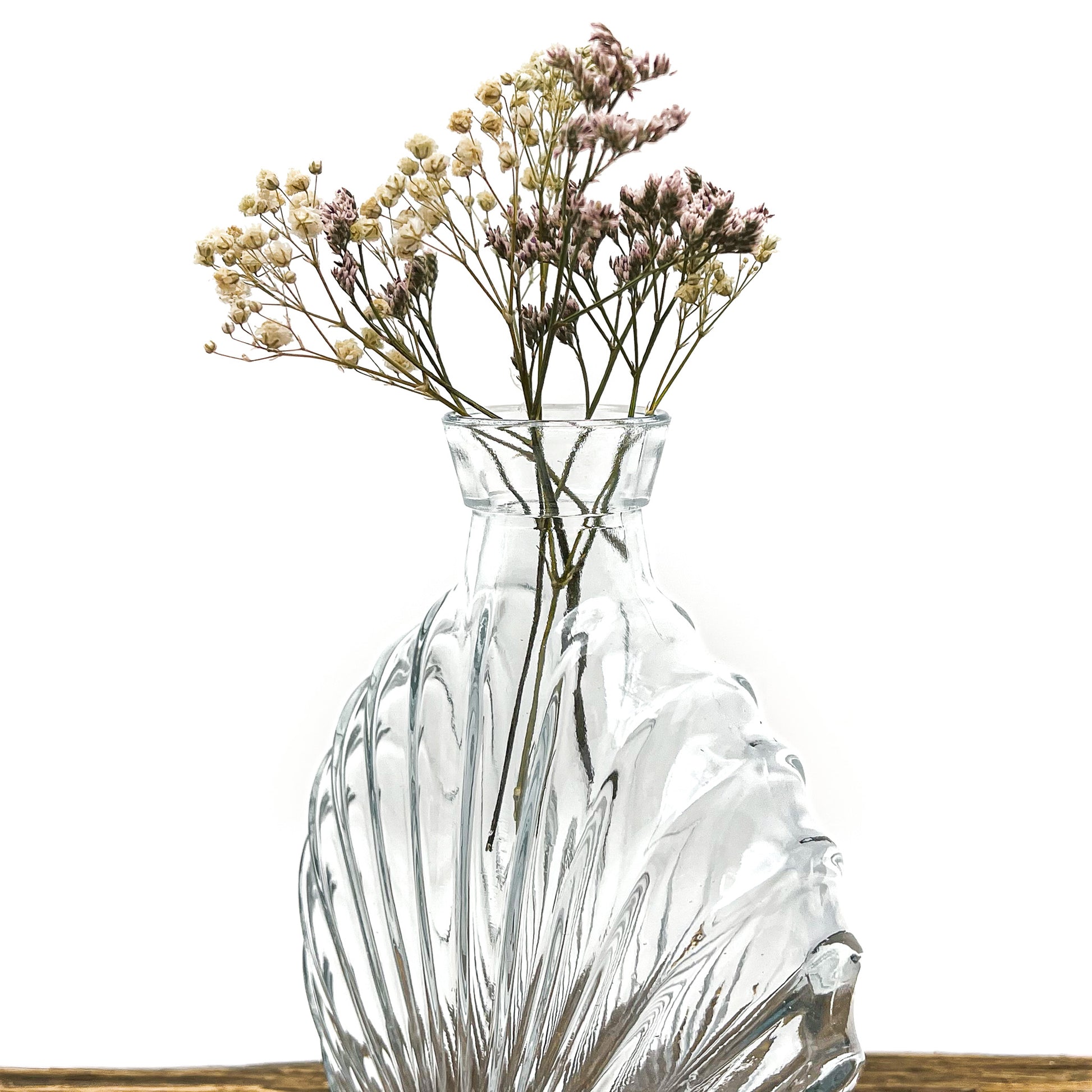 Vase en verre recyclé translucide au design vintage. Largeur 12.5 cm - Hauteur 17 cm. Livré avec fleurs séchées offertes.