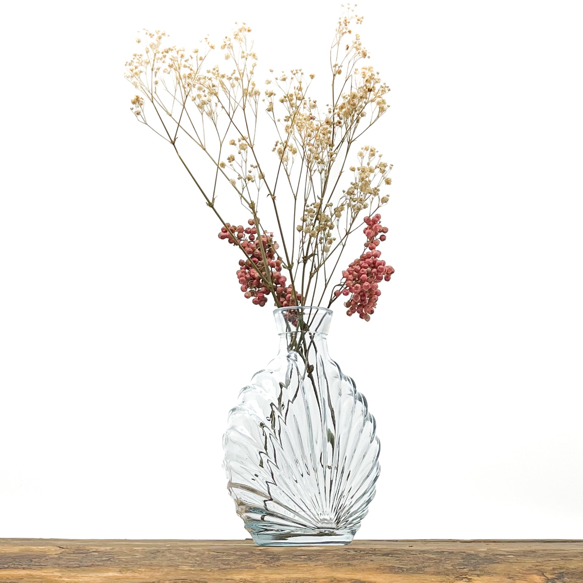 Vase en verre recyclé translucide au design vintage. Largeur 12.5 cm - Hauteur 17 cm. Livré avec fleurs séchées offertes.