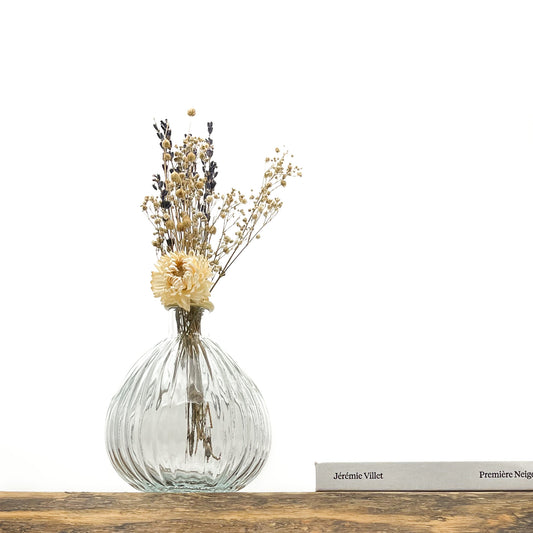 Vase en verre recyclé translucide avec une touche d'or sur le col du vase. Livré avec fleurs séchées offertes.