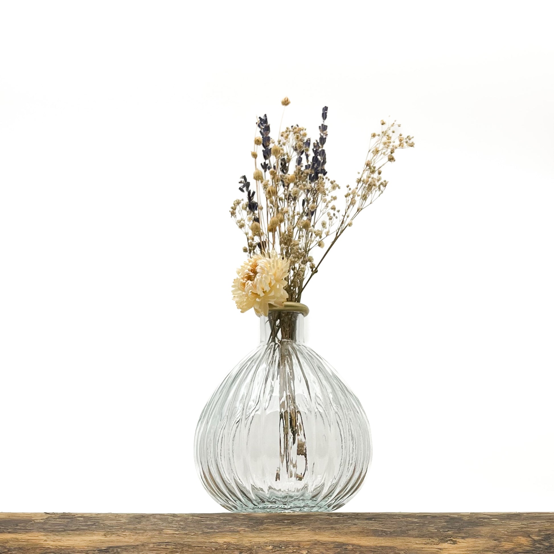 Vase en verre recyclé translucide avec une touche d'or sur le col du vase. Livré avec fleurs séchées offertes.