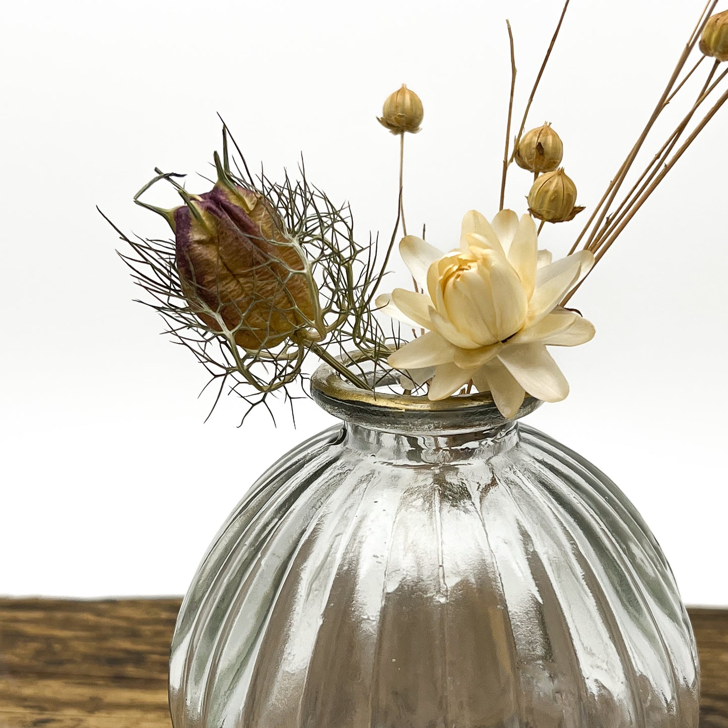 Duo de petits vases boules en verre recyclé translucide. Col des vases doré. Livrés avec fleurs séchées offertes