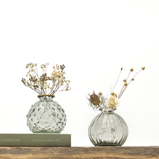 Duo de petits vases boules en verre recyclé translucide. Col des vases doré. Livrés avec fleurs séchées offertes